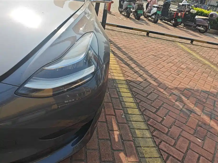 TESLA MODEL 3