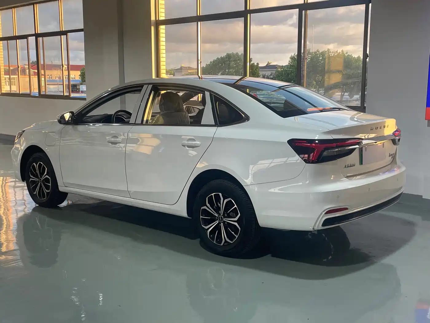 Roewe i6 MAX EV 2026 2021 EV 500 Sunroof Premium Edition