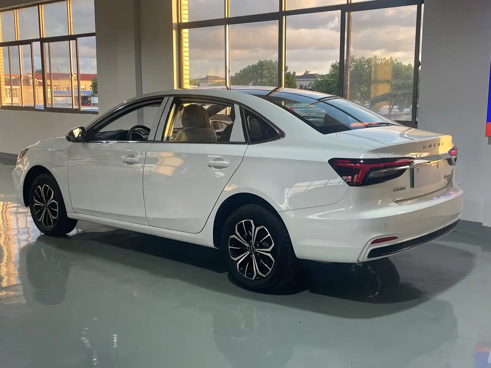 Photo 6 - Roewe i6 MAX EV