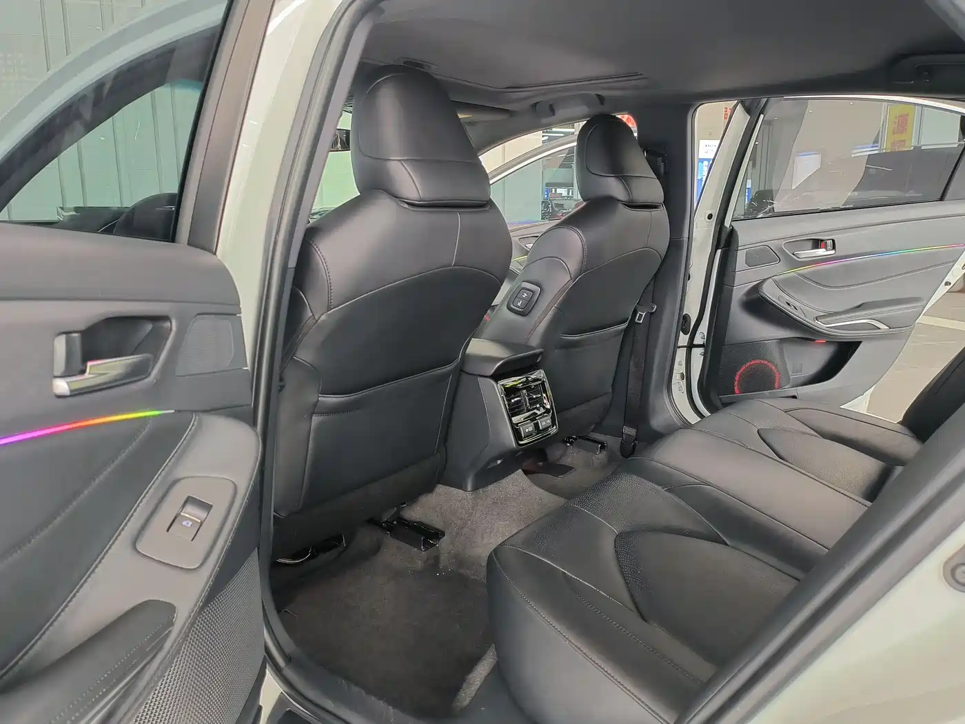 Toyota Avalon 2022 2.0L XLE Premium фото 9