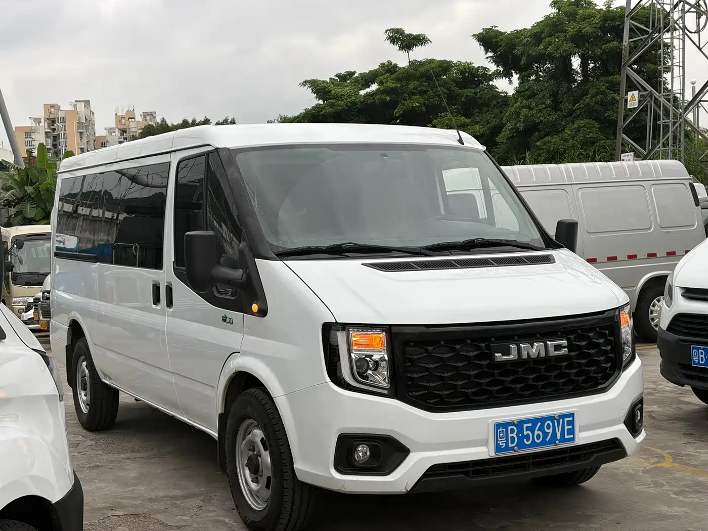 Jiangling JMC Fushun 2025 2025 Model 2.0T 6MT Diesel Medium Wheelbase Medium-High Roof Commercial MPV 7 Seats
