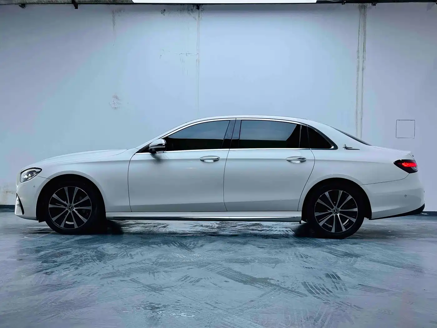 Mercedes-Benz E-Class New Energy 2022 E 350 e L Plug-in Hybrid Sports Sedan фото 2