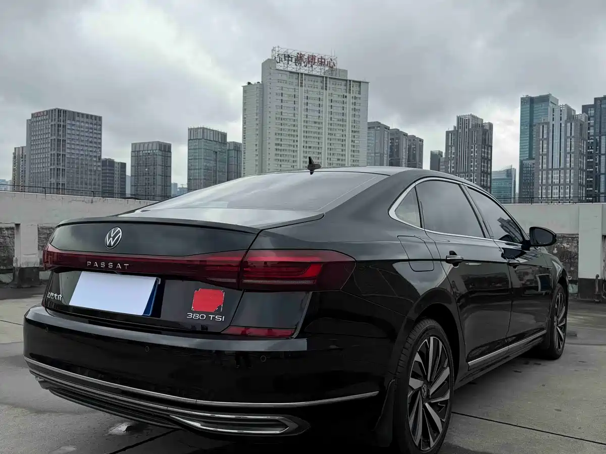 Volkswagen Passat 2023 Facelift 380TSI Luxury Edition фото 11