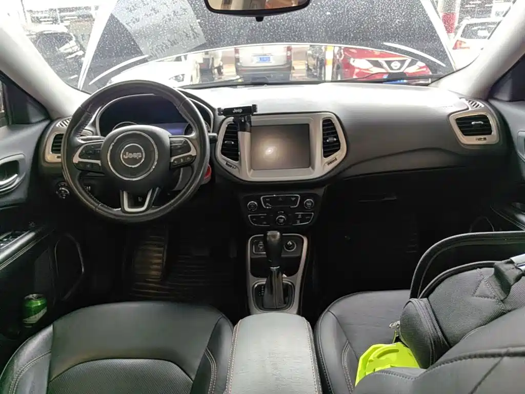 Фото 10 - Jeep Compass