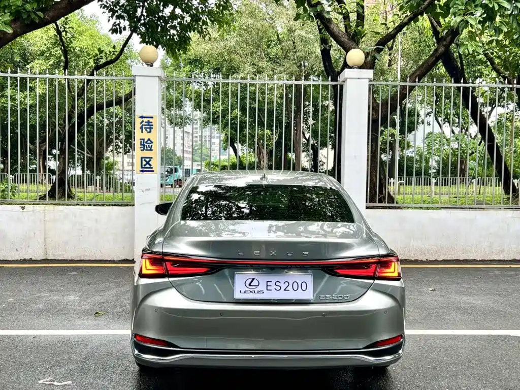 Lexus ES 2026 2025 200 Ultimate Edition