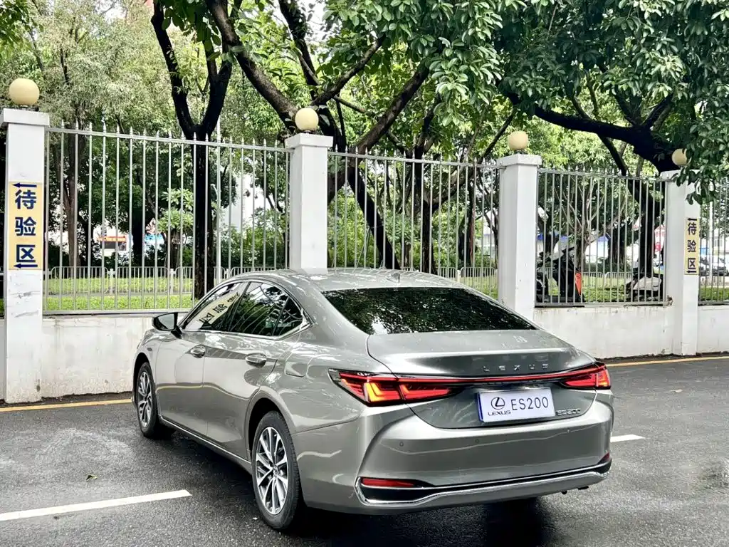 Lexus ES 2026 2025 200 Ultimate Edition