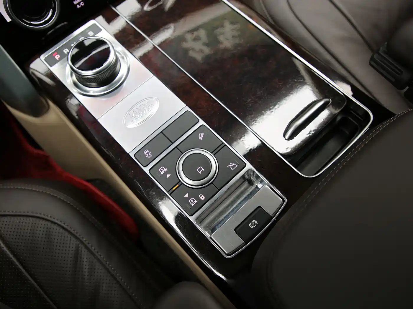 Land Rover Range Rover 2020 3.0 L6 Heritage Extended Edition фото 8