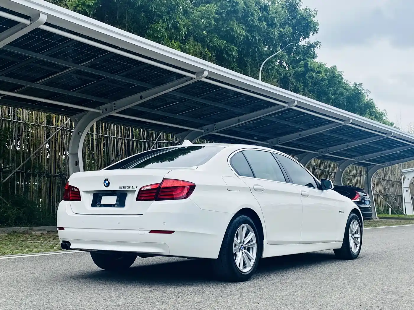 BMW 5 Series 2011 523Li Leading фото 5