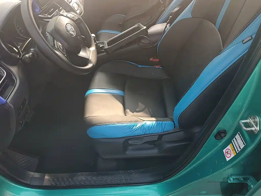 Фото 15 - Toyota C-HR
