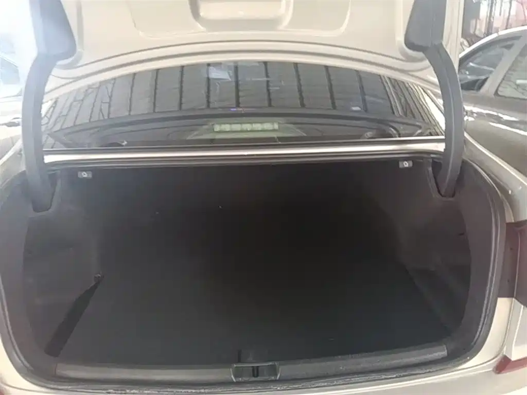 Volkswagen Passat 2016 330TSI DSG Honor Edition фото 19