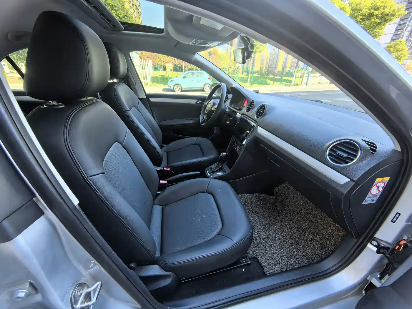 Volkswagen Jetta 2015 1.6L Automatic Luxury фото 11