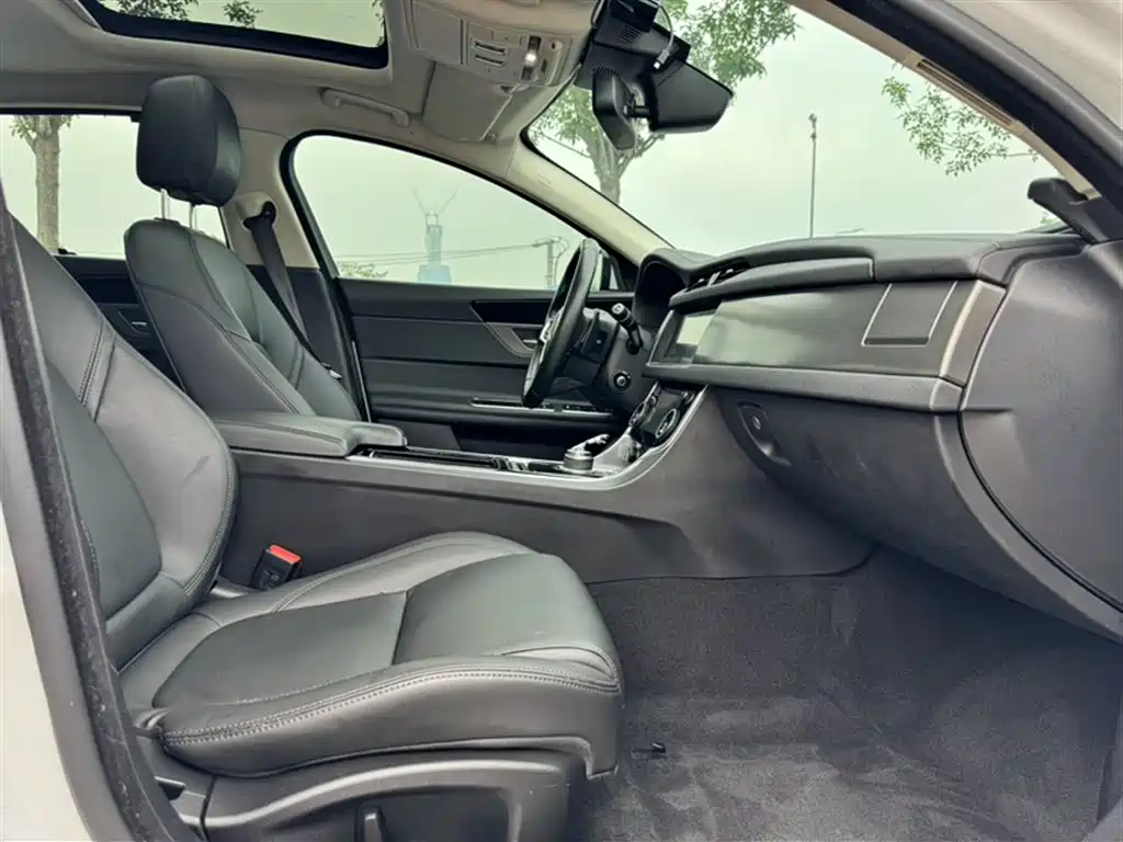 Photo 22 - Jaguar XFL