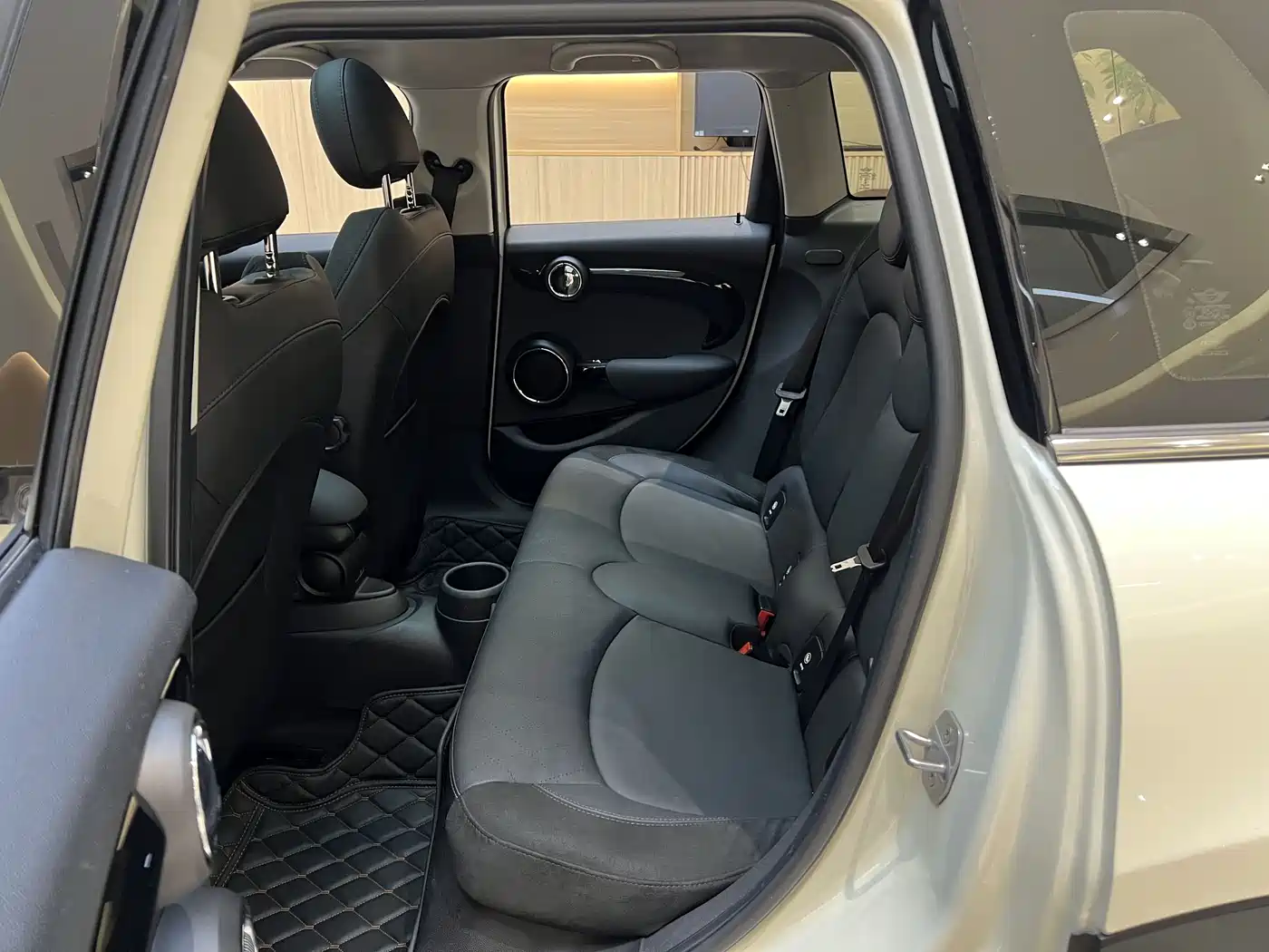 MINI 2019 1.5T COOPER Artist 5-Door фото 8