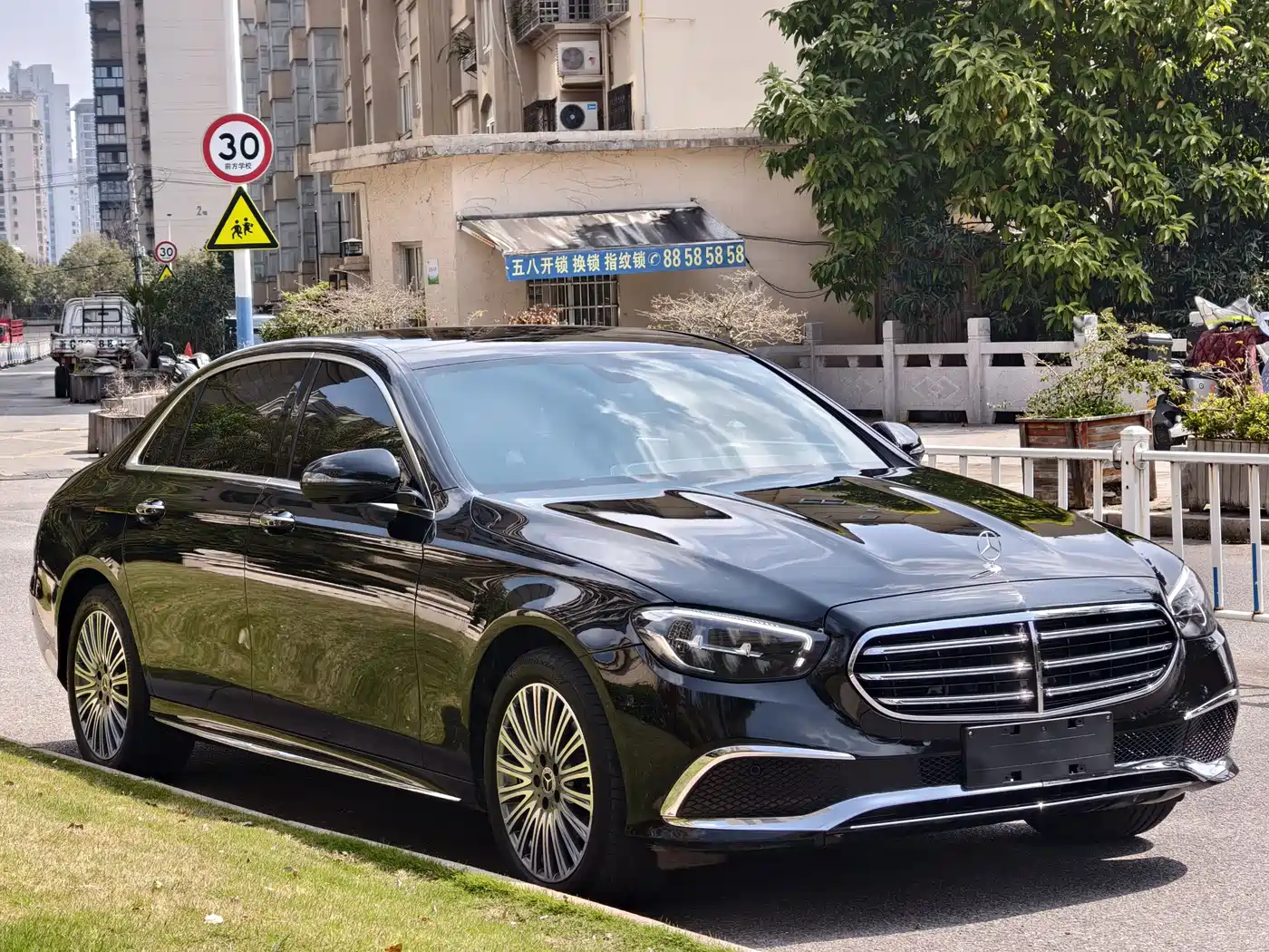 MERCEDES-BENZ E CLASS