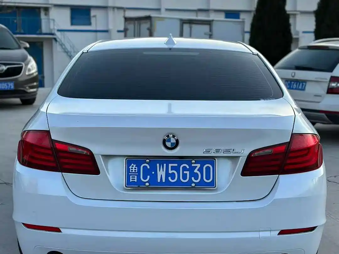BMW 5 Series 2011 535Li Leading фото 4