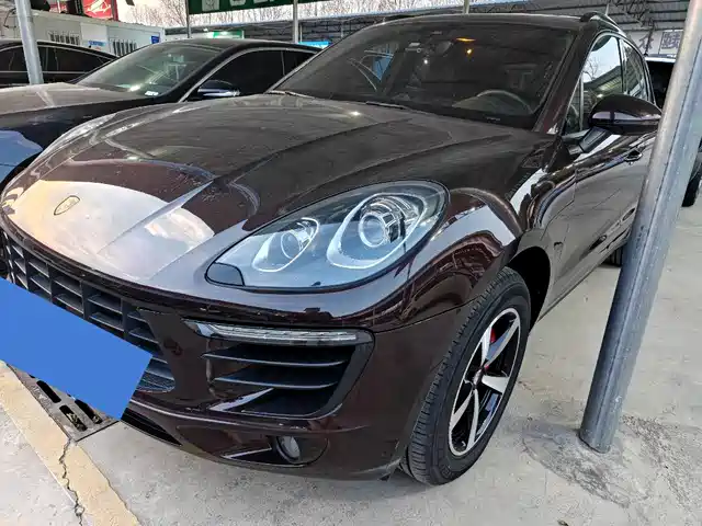 PORSCHE MACAN