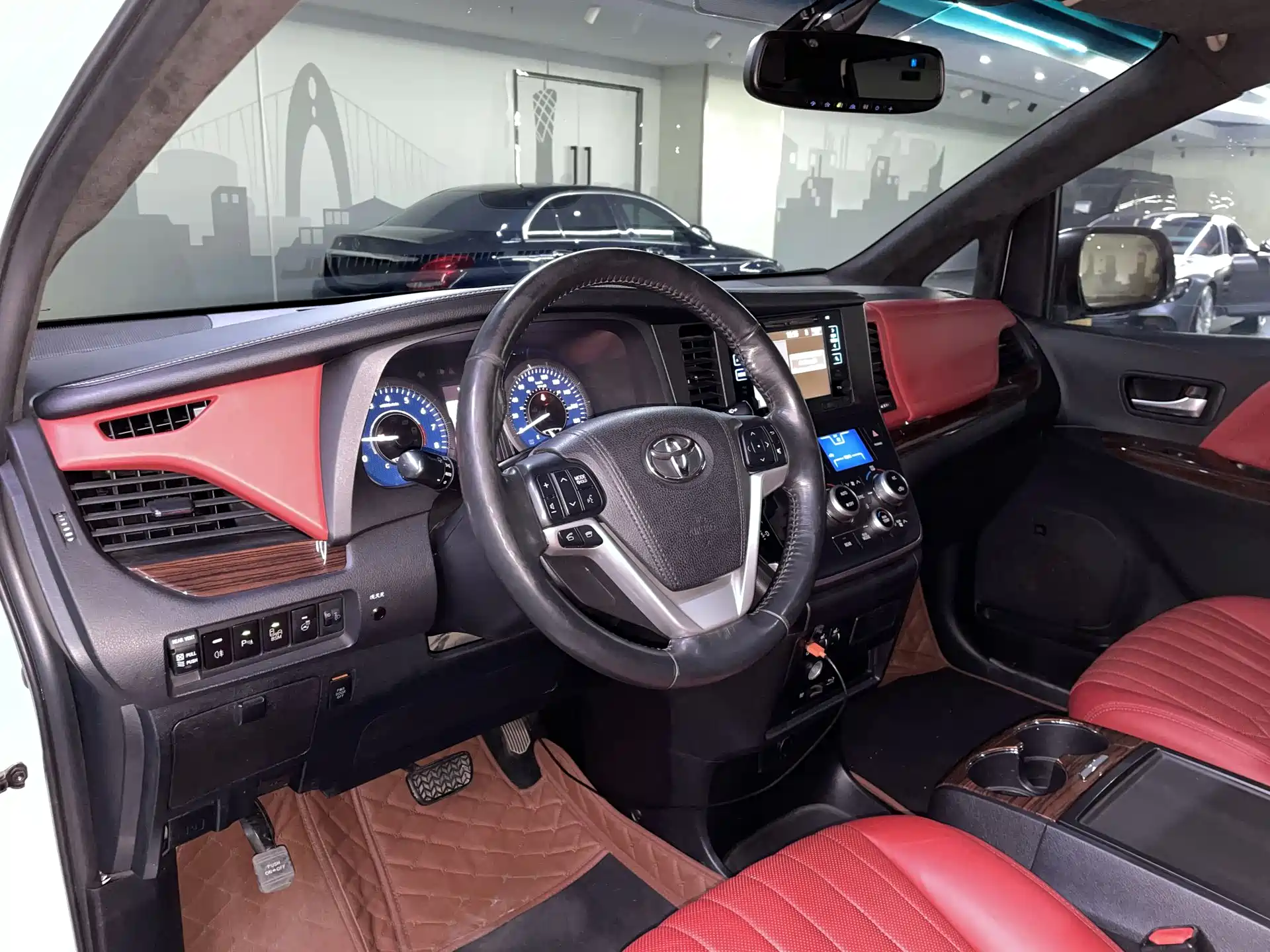 Photo 10 - Toyota Sienna