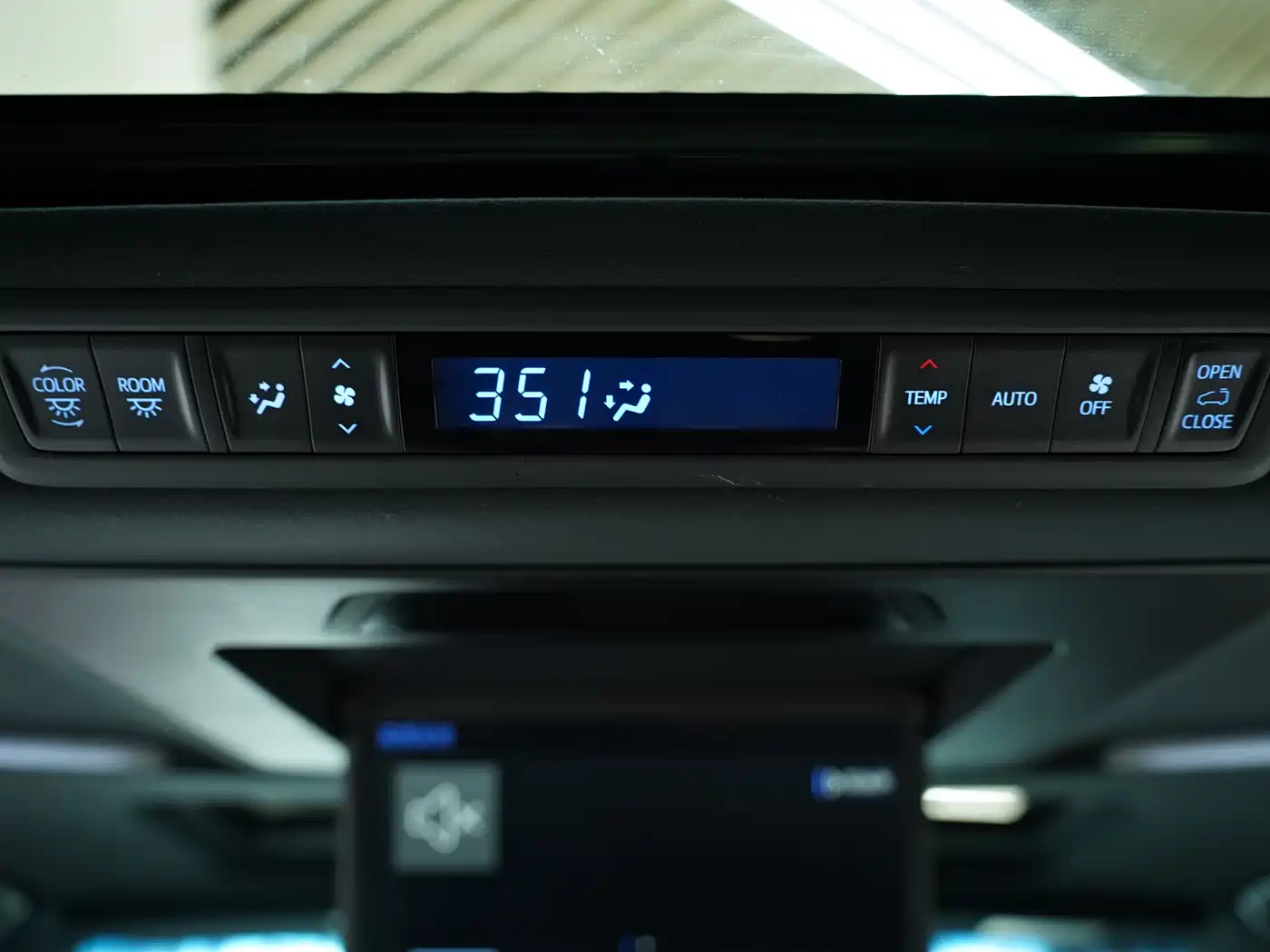 Toyota Vellfire 2020 Twin Engine 2.5L HV Premium Edition фото 12
