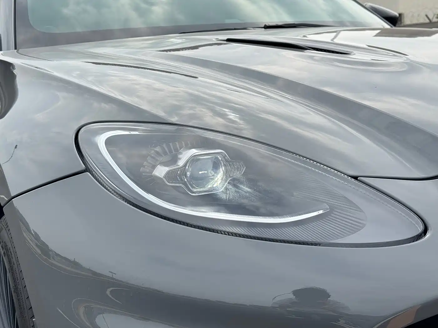 ASTON MARTIN DBX