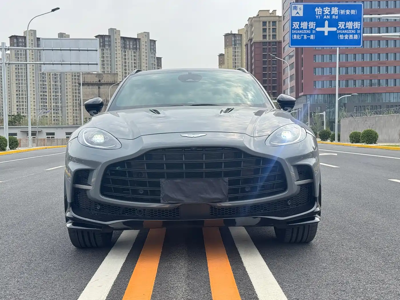 ASTON MARTIN DBX