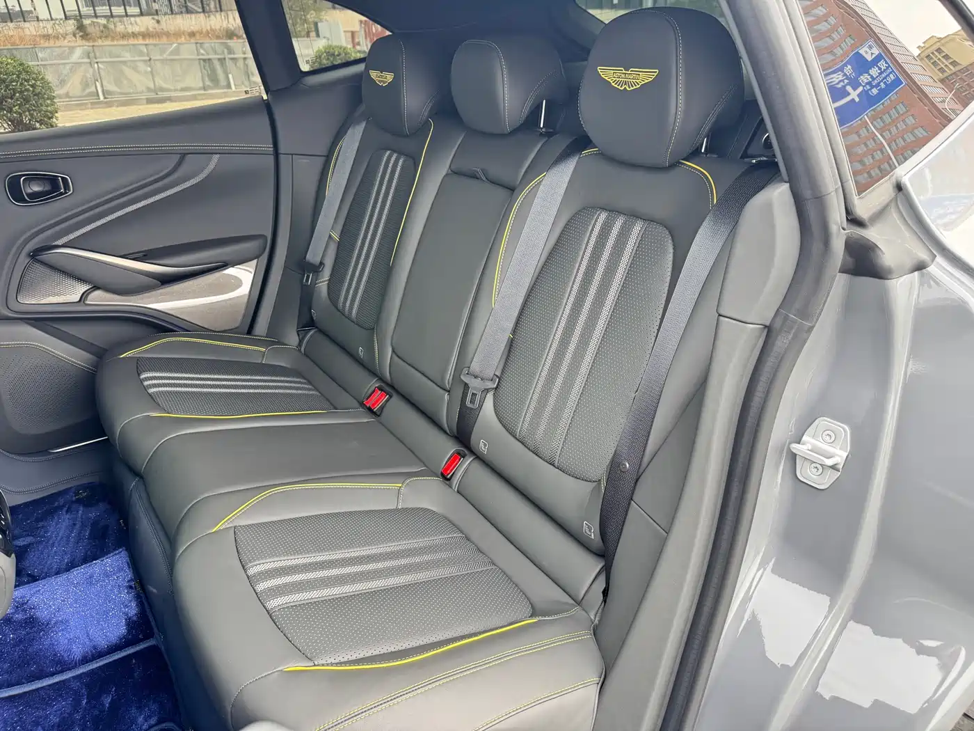 ASTON MARTIN DBX
