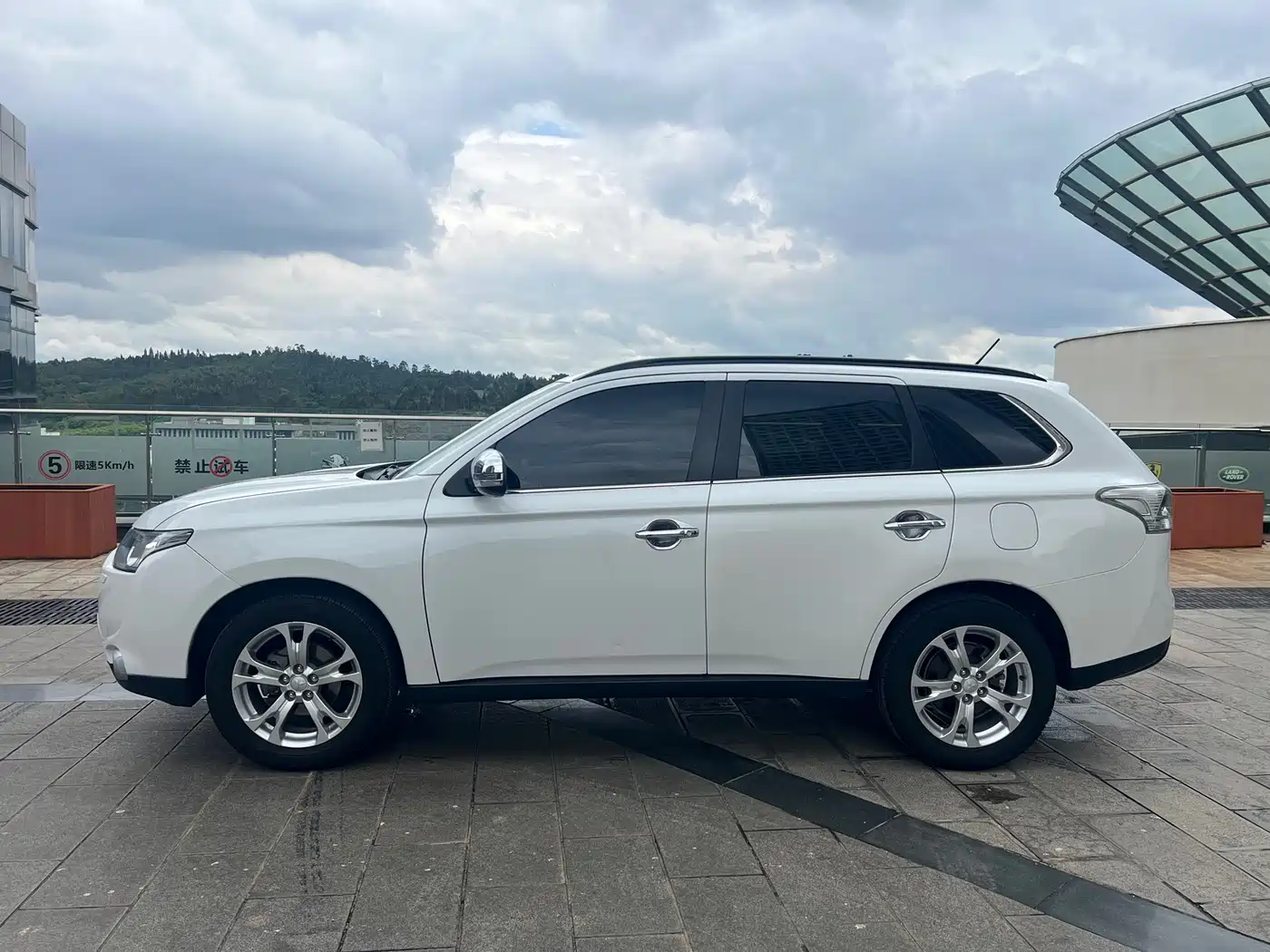 Mitsubishi Outlander (Import) 2014 2.4L 4WD Luxury Value Edition 5-seater фото 10