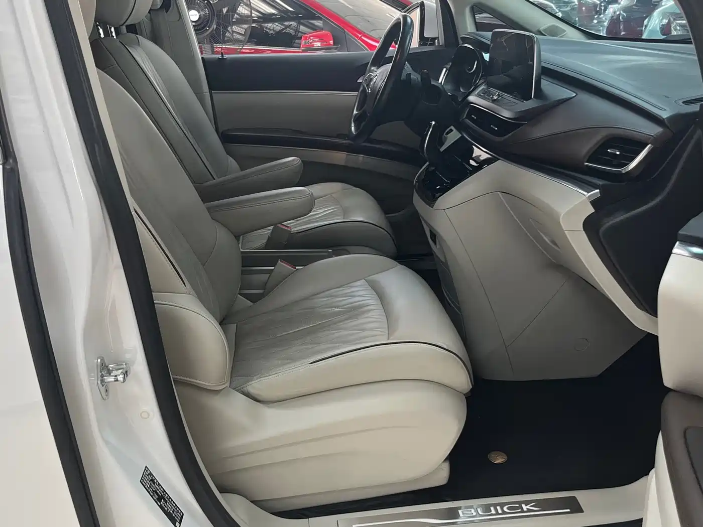 Photo 5 - Buick GL8