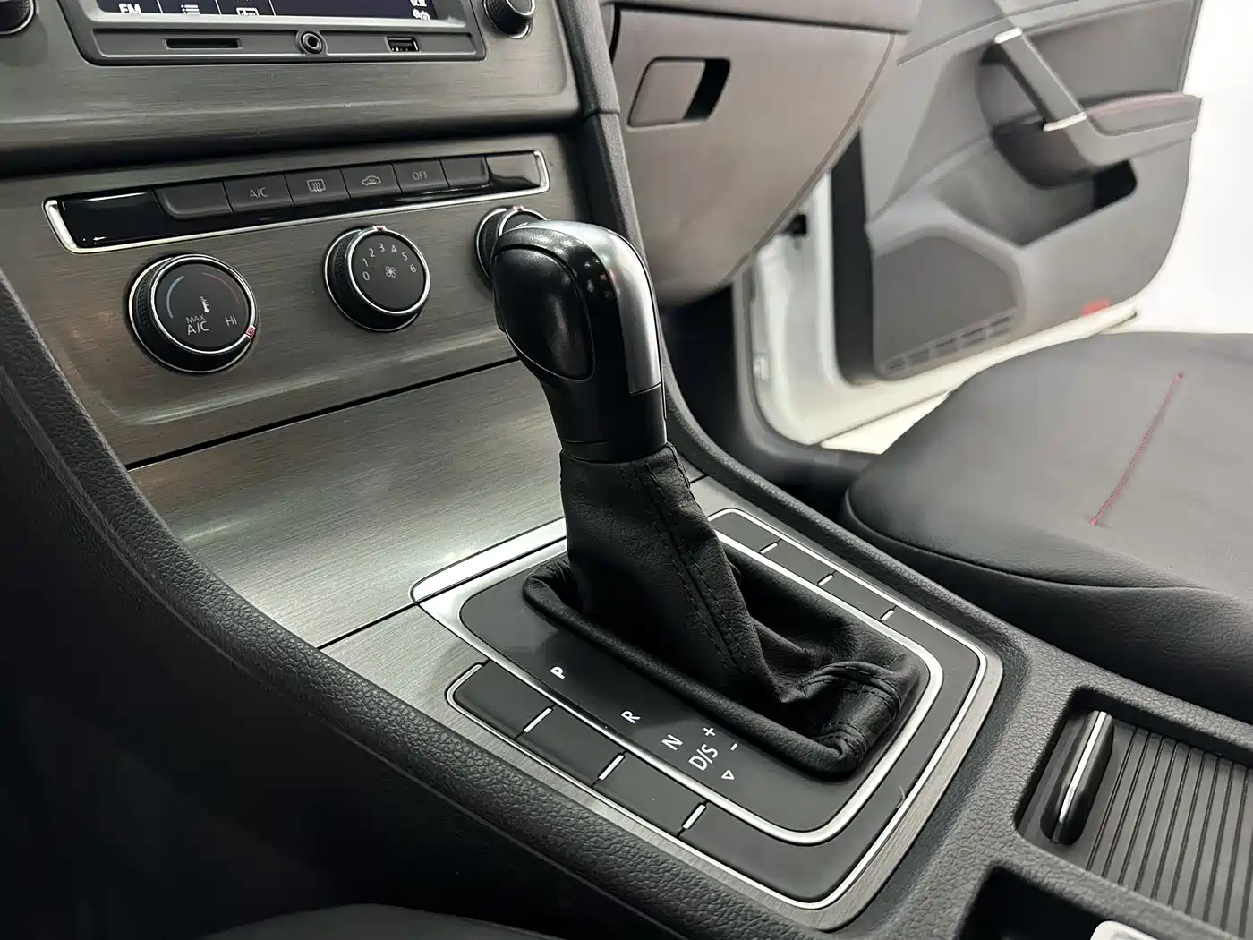 Volkswagen Golf 2016 230TSI Automatic Comfort фото 25