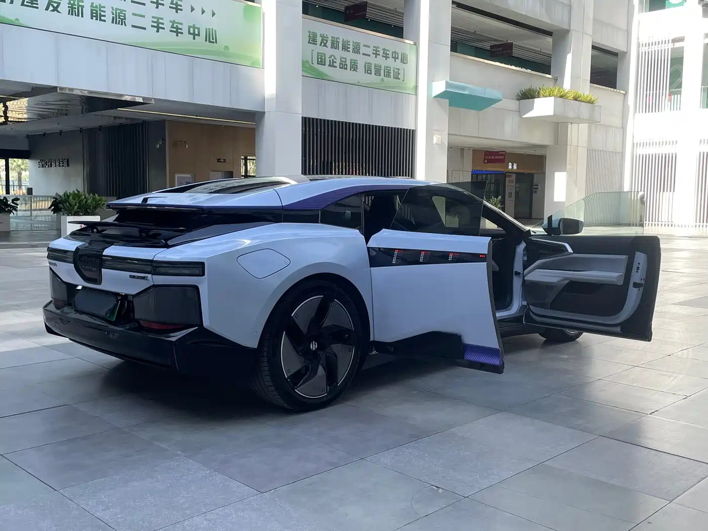 HiPhi Z 2023 5-Seater фото 18