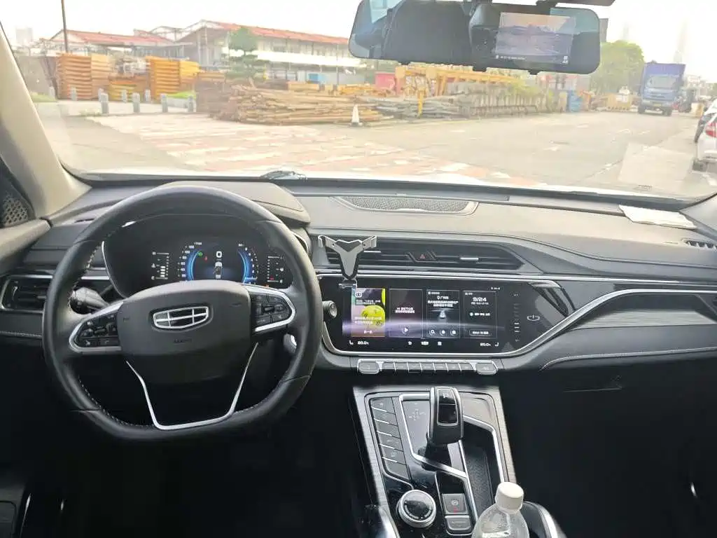 Фото 7 - Geely Atlas