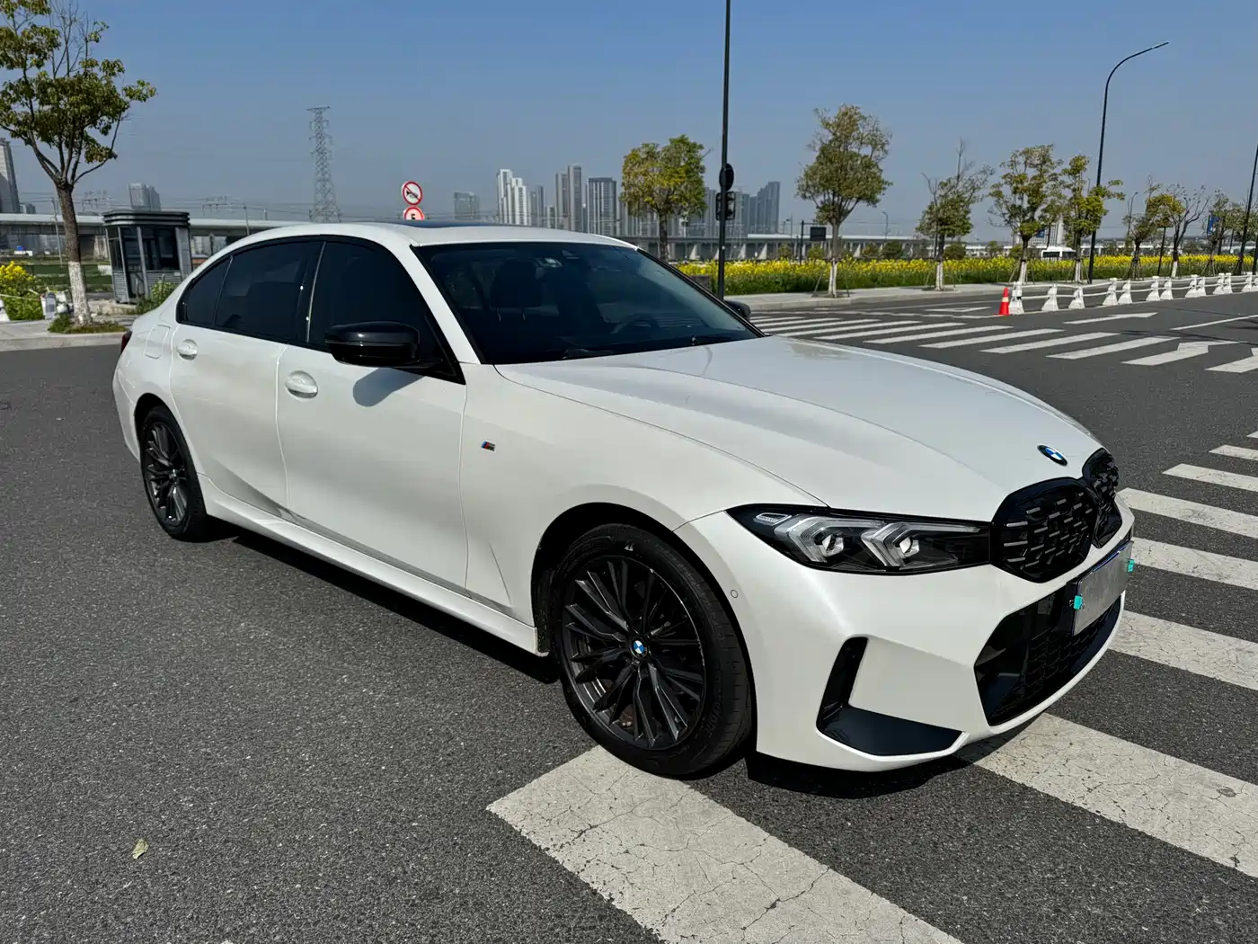 BMW 3 Series 2023 325Li M Sport Black Night Package фото 3