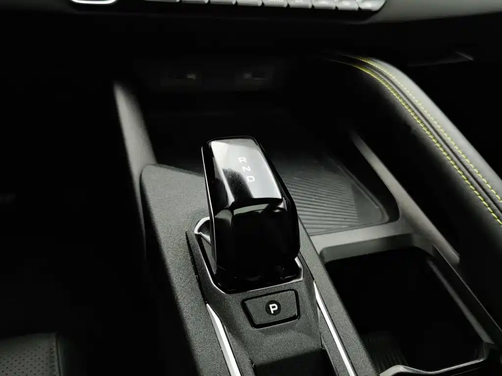 Фото 13 - Geely Coolray