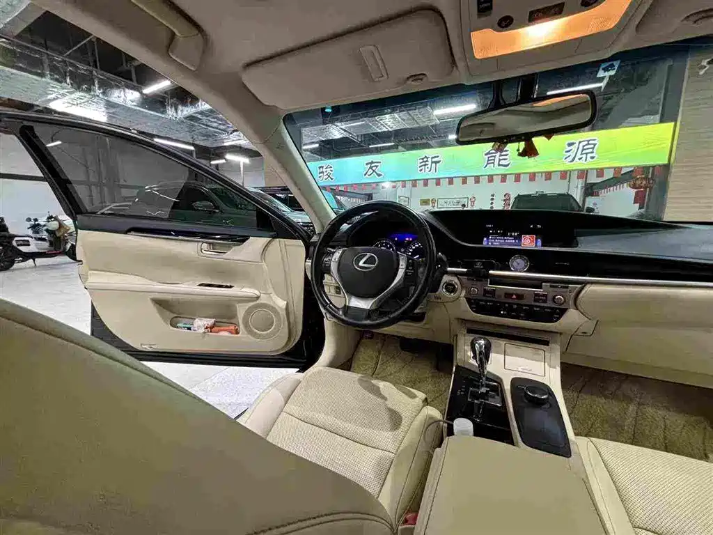 Фото 25 - Lexus ES