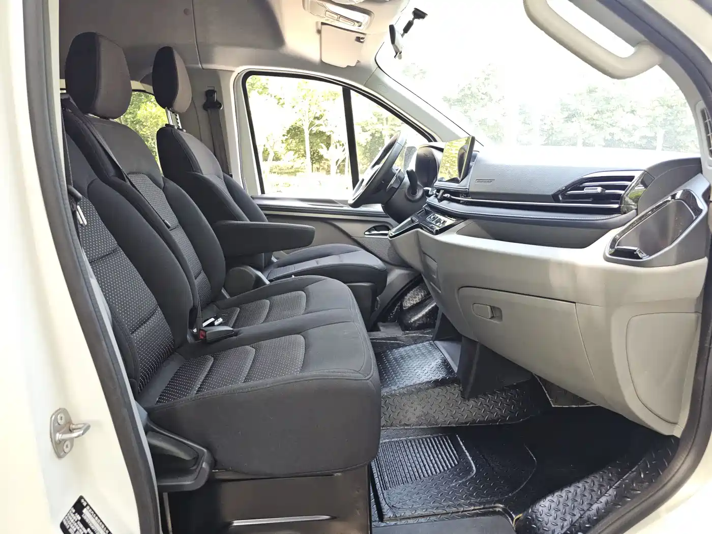 SAIC Maxus Xintu V70 2024 2023 Model 2.0T Elite Edition Automatic Long Wheelbase Medium Roof 6/7-Seater