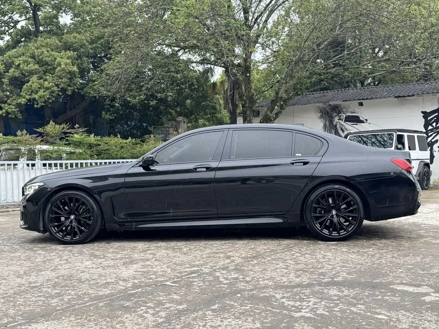BMW 7 Series 2016 740Li Leading Edition фото 3