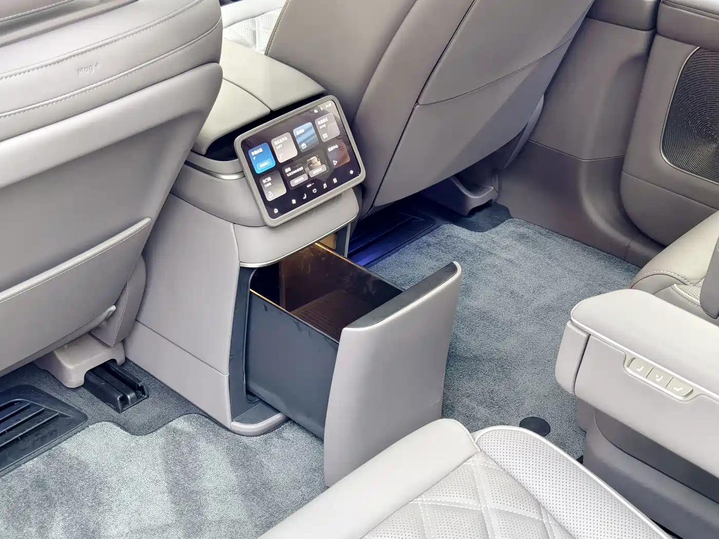 NIO ES8 2026 2025 Model 6-Seat Executive Luxury Edition