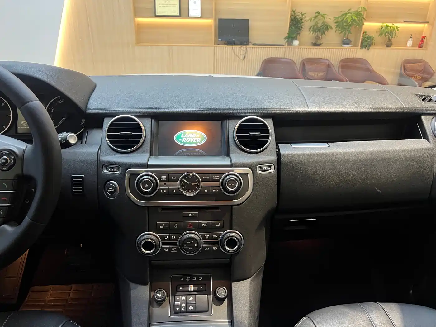 Land Rover Discovery 2015 3.0 SDV6 HSE Diesel фото 24