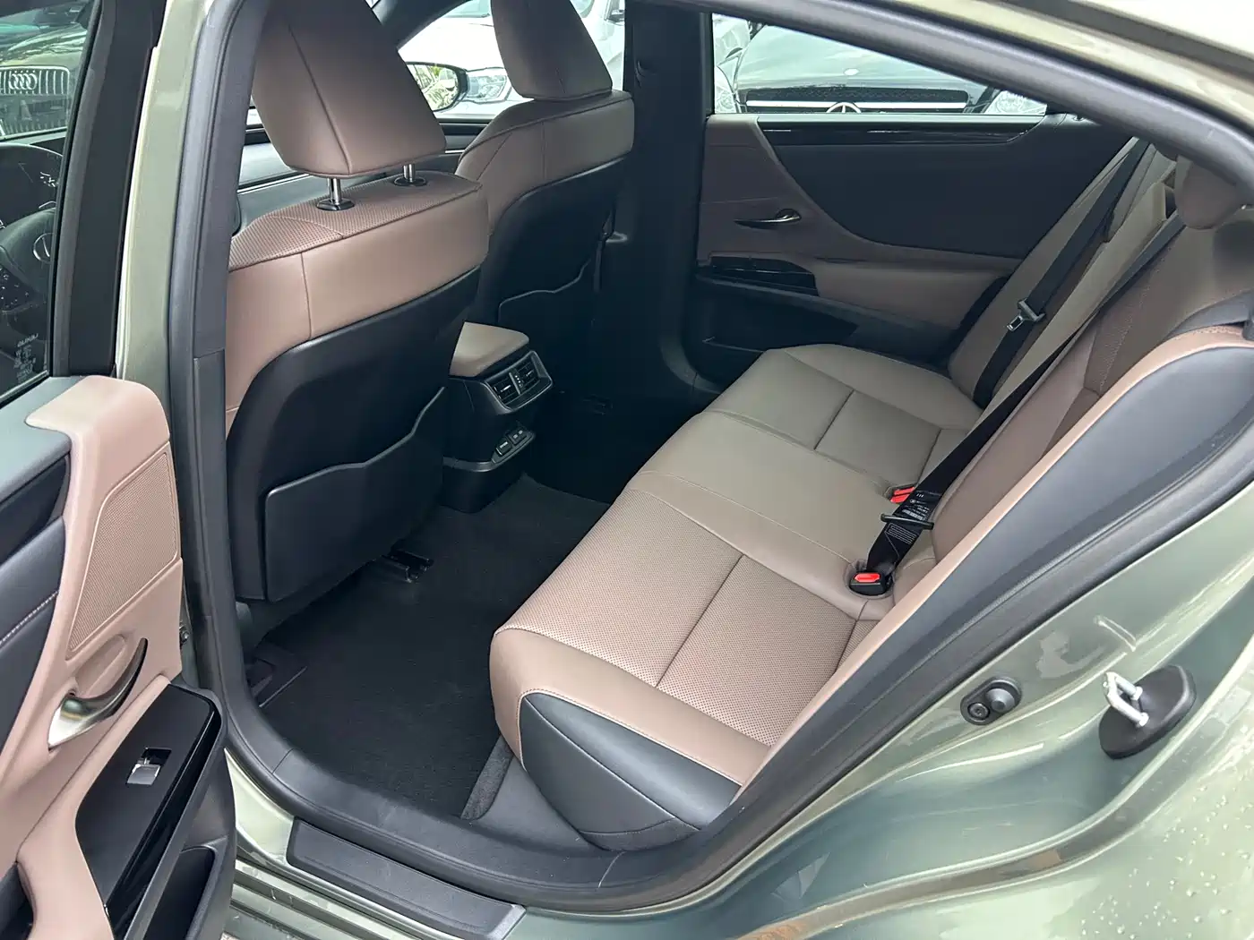 Lexus ES 2023 200 Luxury Edition фото 9