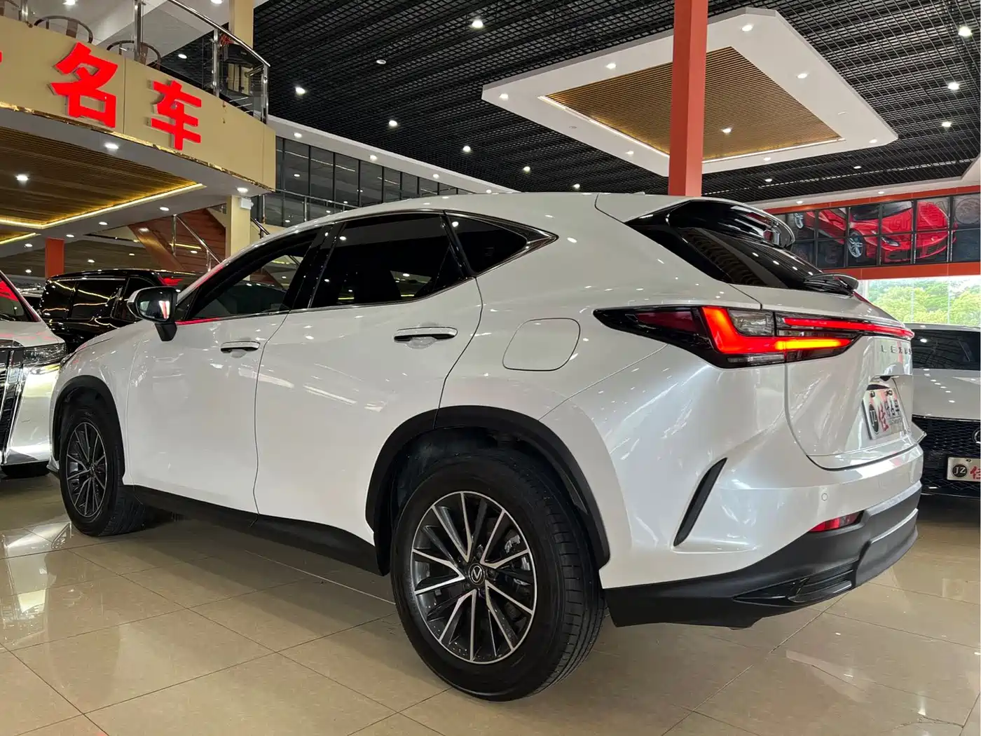 Фото 6 - Lexus NX