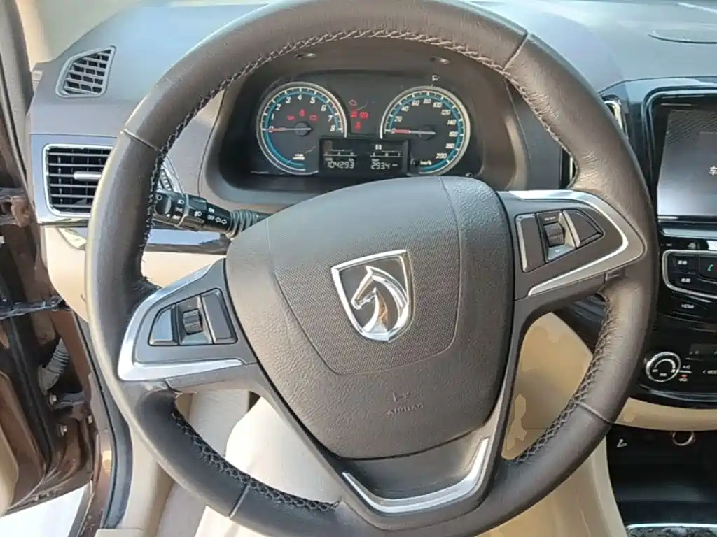 Baojun 730 2015 2014 1.5L Manual Luxury Navigation ESP Edition 7-Seater