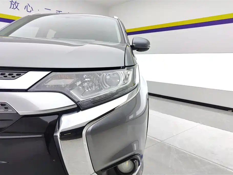 Mitsubishi Outlander 2020 2.0L 2WD Premium 7-seater фото 5