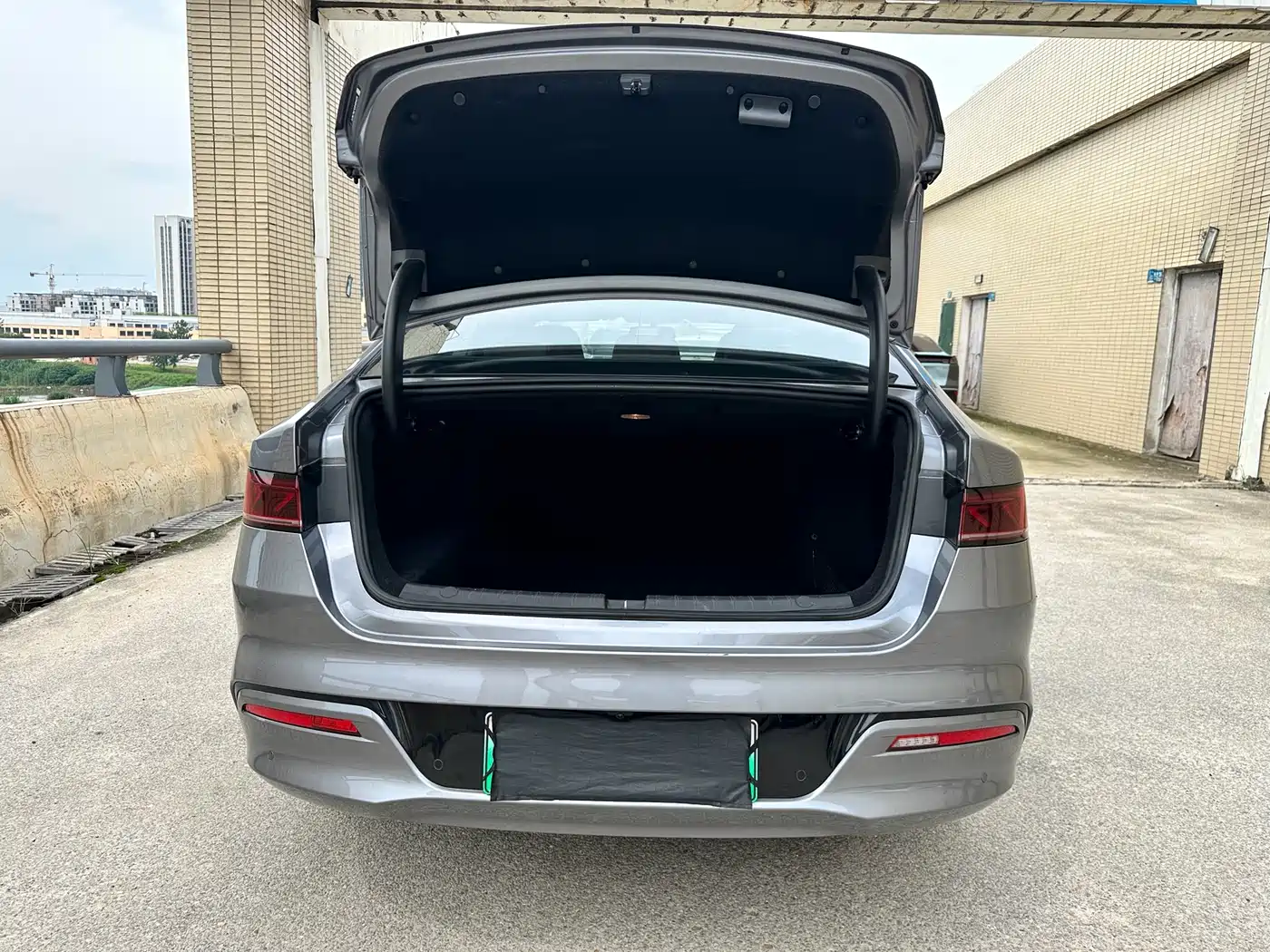 BYD Qin PLUS 2024 Glory Edition DM-i 55KM Leading фото 14