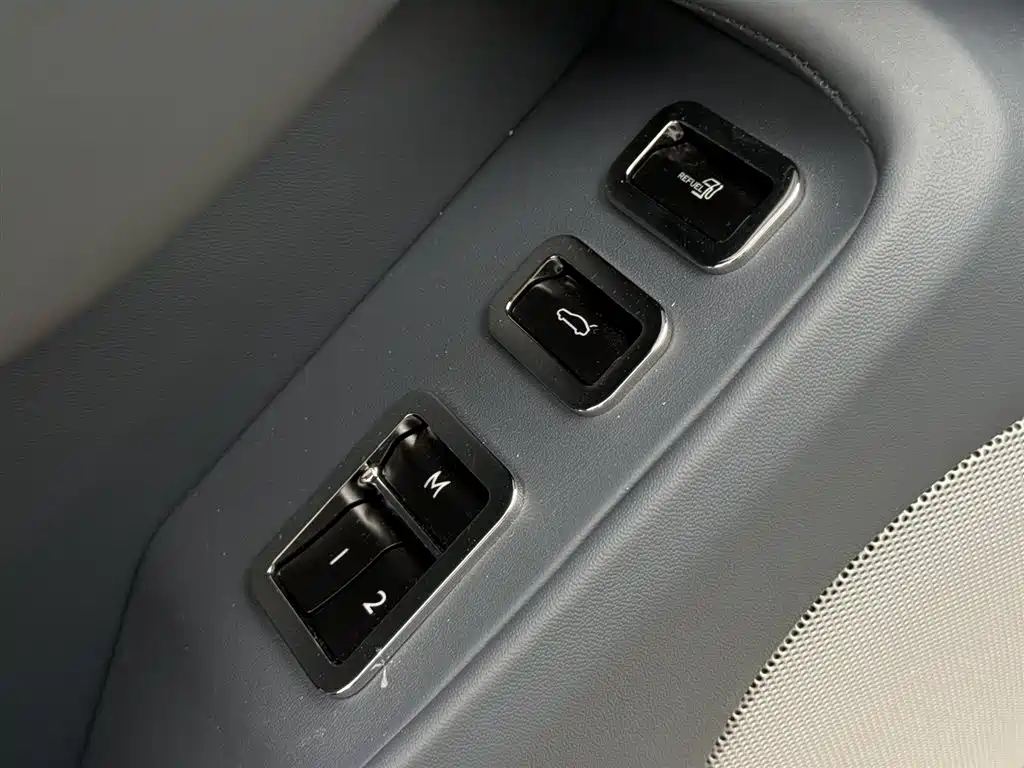Bentley Flying Spur Plug-in Hybrid 2025 Model Year 4.0T V8 Mulliner фото 15