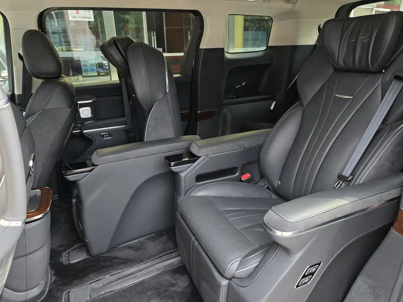Hongqi HQ9 PHEV 2024 Model 2.0T AWD Luxury Edition фото 15