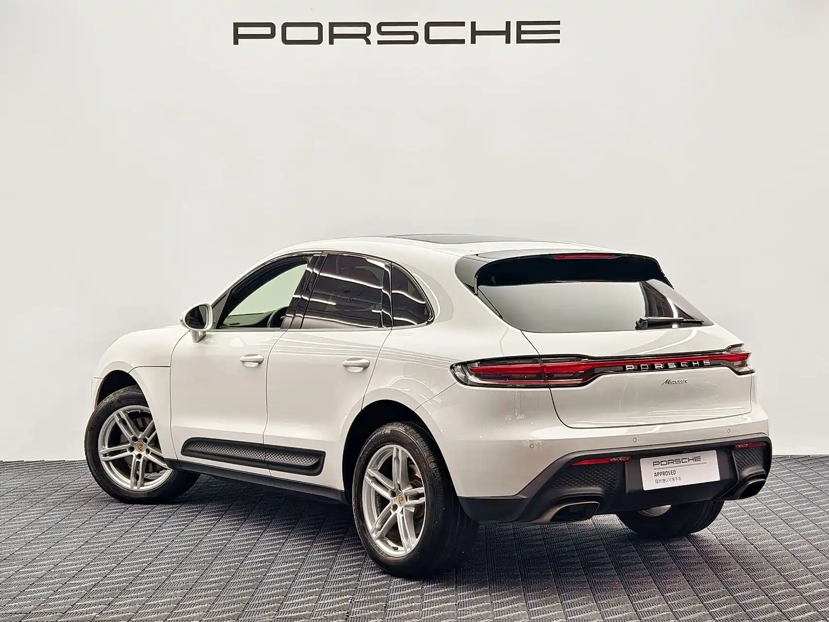 Photo 3 - Porsche Macan