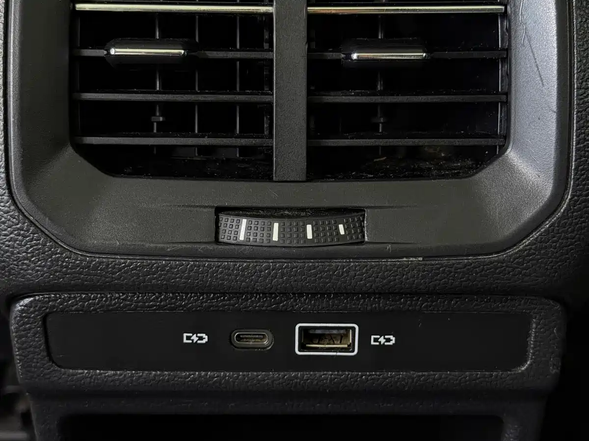 Volkswagen Tharu 2022 280TSI FWD Luxury Edition фото 17