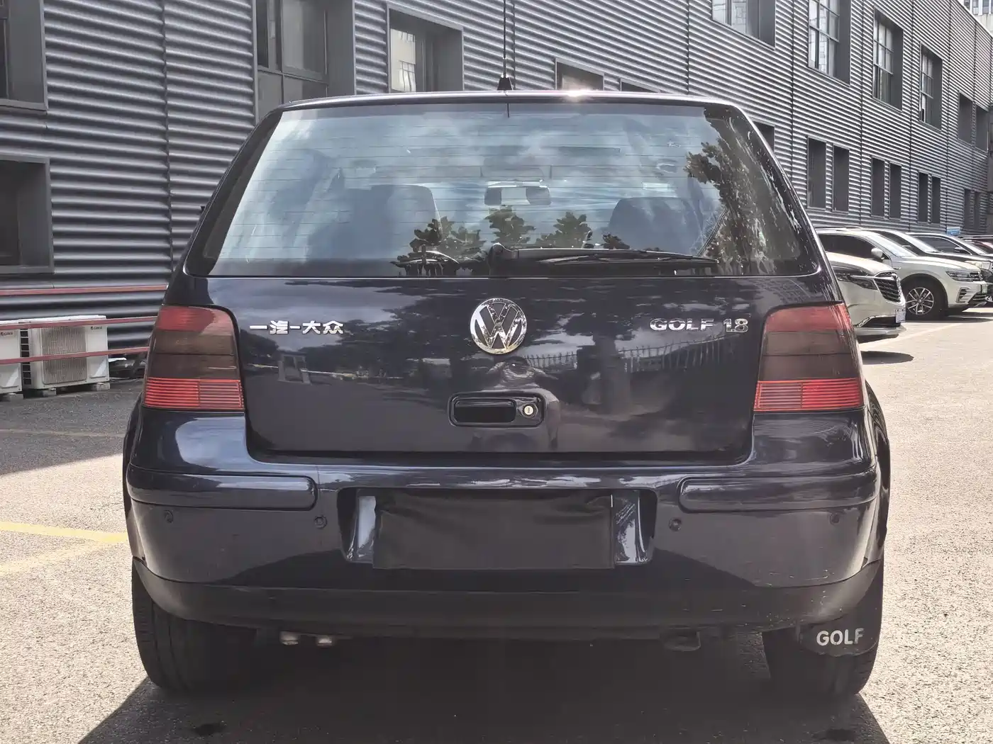 Photo 5 - Volkswagen Golf