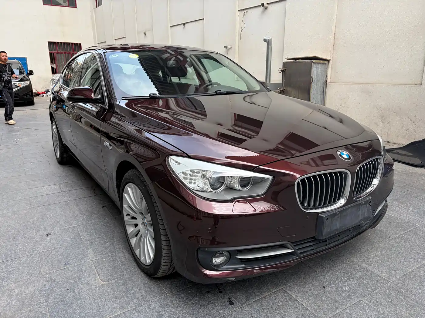 BMW 5 Series GT 2014 535i Leading фото 3