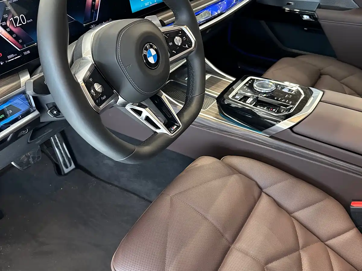 BMW 7 Series 2026 740Li Leading M Sport Package фото 3