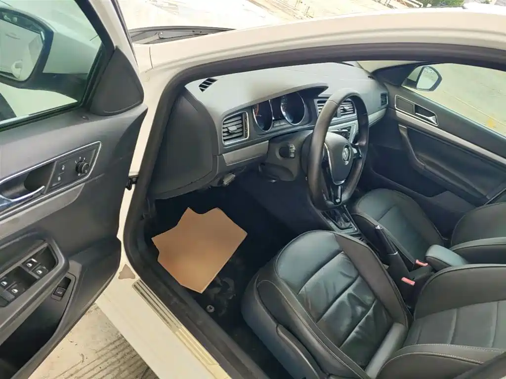 Volkswagen Lavida 2015 1.6L Automatic Comfort Edition фото 16